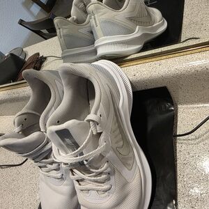 Nike Women's Light Gray Sneakers